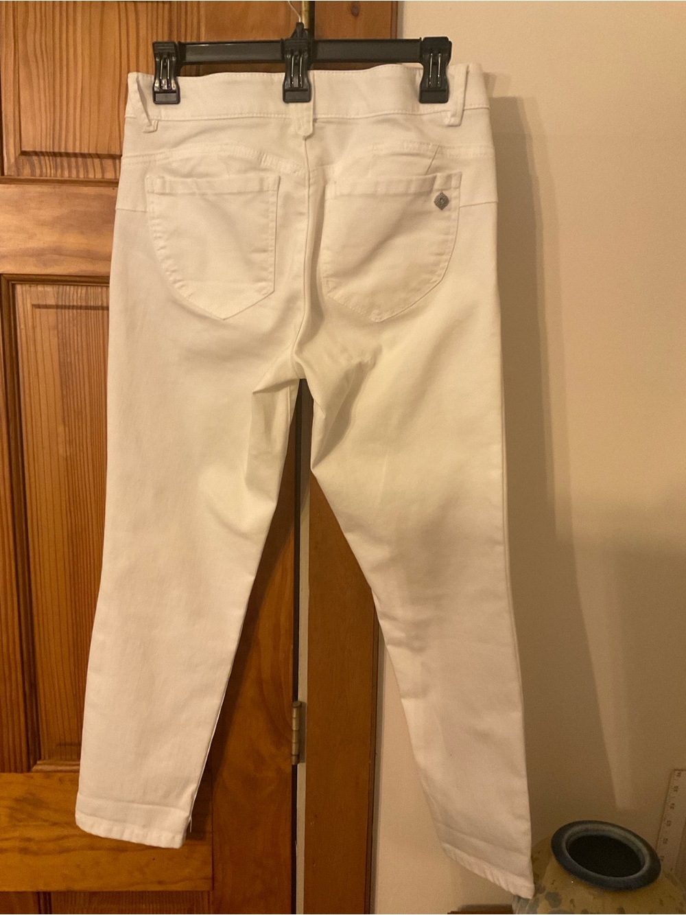 Democracy Ab-Solution Women's off white Jeans size 6. 25” inseam never worn